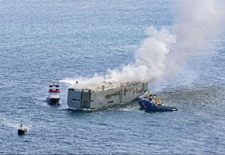 Нидерландияда бортида 3000 та автомашина бўлган кема ёниб кетди