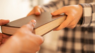 75 йил аввал олинган китоб ниҳоят кутубхонага топширилди