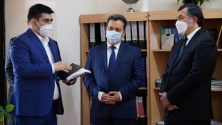 Бош вазир ўринбосари бошчилигида Республика таълим маркази фаолияти танқидий ўрганилди