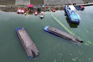 The death toll from the capsizing of pleasure boats in China has increased to 10