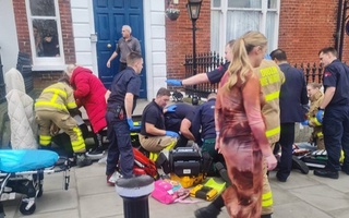 Ирландияда бир эркак мактаб яқинида болаларга пичоқ билан ҳужум қилди, ярадорлар бор