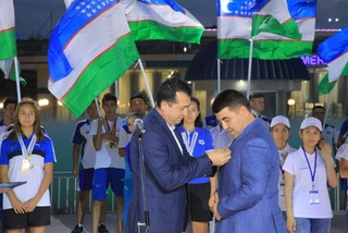 Наманган вилояти ҳокими Шавкат Абдураззоқов кўкрак нишони билан тақдирланди