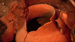 Миср археологлари милоддан аввалги III асрга оид кема қолдиқлари ва кўзаларни топишди