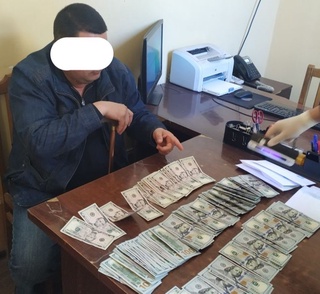 Ҳазорасп тумани ҳокимининг ўринбосари жиноят устида ушланди