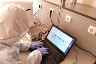 Қорақалпоғистонга коронавирус тестини таҳлил қилувчи кўчма аппарат совға қилинди