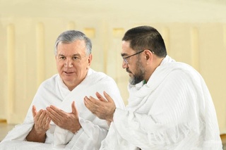 The President of Uzbekistan performs Umrah