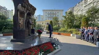 В Москве возложены цветы к памятнику Первому Президенту Узбекистана