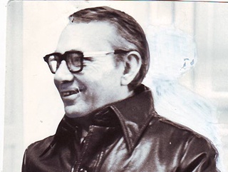 “Иссиққина кафтларимдан шабнам ичади қуёш”