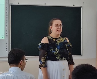 Finlyandiyalik oʻqituvchi Zarafshondagi maktabda dars bermoqda