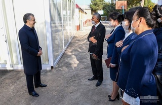 President holds a conversation with teachers