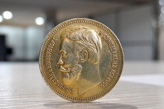 Тарихий тилла тангани яширинча олиб чиқиб кетмоқчи бўлган шахс ушланди