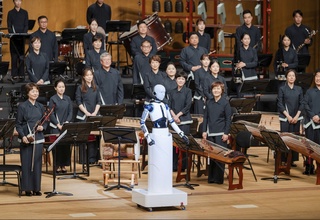 Сеулда ўтказилган концертда робот дирижёр сифатида иштирок этди