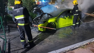 Тошкентда электромобиль ёниб кетди