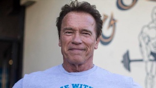 Арнольд Шварценеггер илк бор бобо бўлди