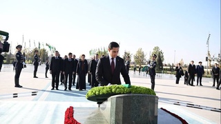 Президенти Туркманистон дар пояи ёдгории Истиқлолият гул гузошт