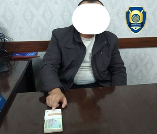 Yengilroq jazo tayinlatib berishni vaʼda qilgan firibgarni oʻzi jazoga tortildi