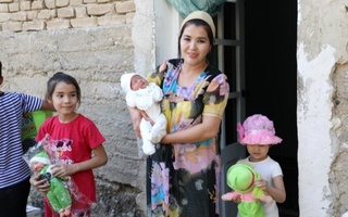 Андижон шаҳар ҳокими 11 болали оилага совға-салом билан ташриф буюрди