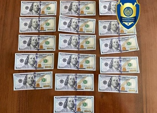 Мижозларга қалбаки АҚШ долларини ўтказган банк собиқ кассири аниқланди