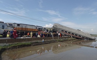 Индонезияда иккита поезд тўқнашиб кетди