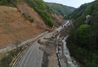 Gruziyada qoya toshlarining o'pirilib tushishi oqibatida Rikoti dovonida avtomobillar harakati to'xtatildi