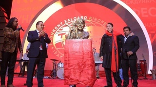 Сын легендарного Радж Капура подарил Узбекистану бюст своего отца