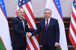 Президенти Ӯзбекистон нақшаҳои рушди шарикии стратегиро бо «Air Products» баррасӣ намуд