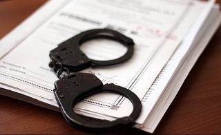 Тошкент халқаро аэропортининг назоратчиси 1800 АҚШ доллари олган вақтида ушланди