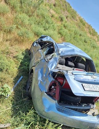 Jizzaxda “Lacetti” boshqaruvni yoʻqotib pastlikka quladi