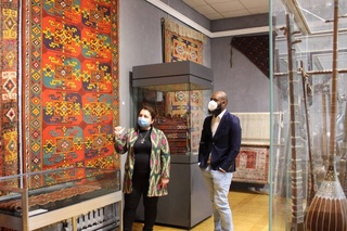 АҚШлик журналист ва ёзувчи Ўзбекистон музейида бўлди