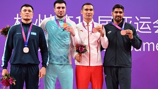 Ҳасанбой Дўсматов, Абдумалик Халоқов ва Баҳодир Ҷалолов ба бокси пирӯзӣ туҳфа карданд!