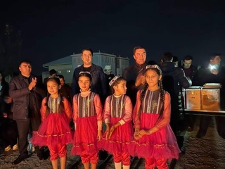 XTV shahrisabzlik oʻquvchilar yupun kiyimda tadbirga jalb qilinganini tanqid qildi