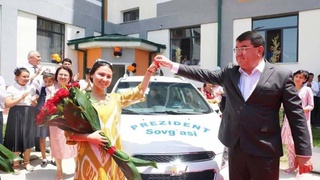 Автомашина «Спарк», обещанная Президентом, вручена владельцу