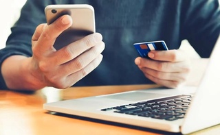 Yosh shifokor keksa hamkasbining pulini o‘zlashtirdi