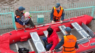 Эвакуация вақтида йўловчиларни олиб кетаётган қайиқ ағдарилиб кетди