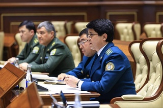 Портатив лазер нурландырғышларынан нызамсыз пайдаланғаны ушын жуўапкершилик белгиленбекте