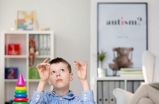 Болаларда аутизм белгиларини аксарият ота-оналар ўз вақтида пайқамайди 