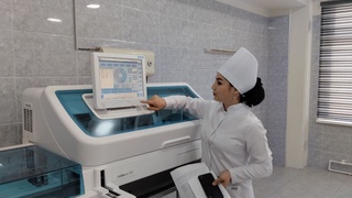 COBAS E 411 иммунологик анализатор юқори аниқликда экспресс-таҳлил ўтказиш имконини беради