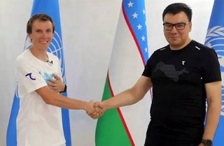 Андрей Куликов преодолел 42 км по дну высохшего Аральского моря