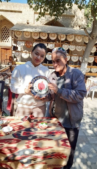 Buxorolik kulol, xorijliklarga  mahorat saboqlarini o'tmoqda