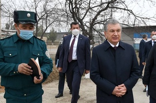 President visits Bunyodkor mahalla and talks with residents