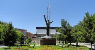 В Ташкенте возложили цветы к памятнику Юрию Гагарину