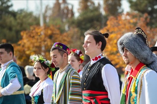 Тошкентда Шомаҳмудовлар монументи пойига гул қўйиш маросими бўлиб ўтди