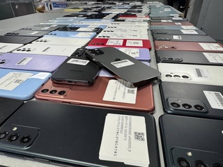 Пойтахт аэропортидан ноқонуний равишда 99 дона смартфон олиб ўтмоқчи бўлган шахс ушланди