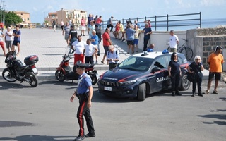 Италияда бортида 22 киши бўлган яхта чўкиб кетди