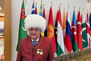 Абдулазиз Комилов Туркманистоннинг “Ҳурматли эл ёшуллиси” унвони билан тақдирланди