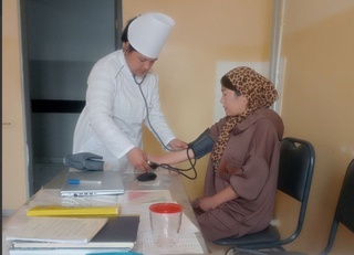 Onalik yoʻlidagi mehr: qishloq doyasining hayotiy sahifasi