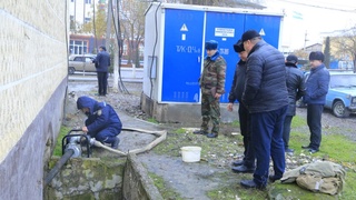 Норин тумани ҳокими ертўладаги сувни чиқаргани борди