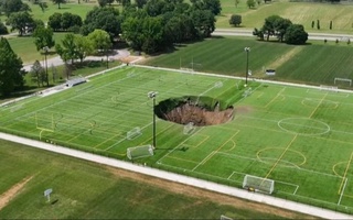 Illinoys shtatida sport maydonchasi o'rtasida 30 metrlik ulkan “krater” hosil bo'ldi