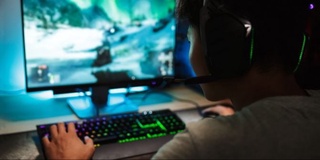 Uzluksiz 4 kun kompyuter o‘yinlarini o‘ynagan bola vafot etdi