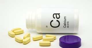 Кальций етишмаслиги қандай белгилар билан намоён бўлади?